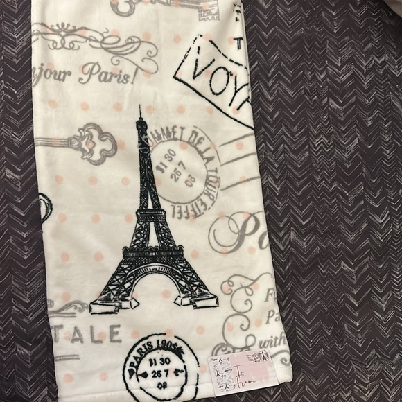 Paris bath towel new with tags - Picture 2 of 6